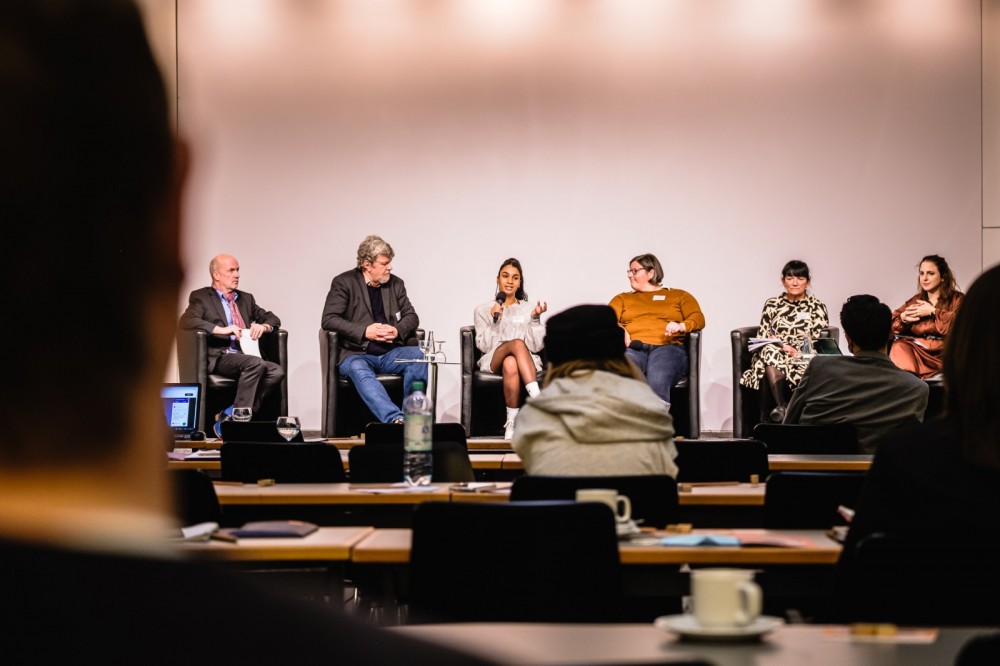 Podium des Fachtags &quotJugendpolitik im Aufwind&quot. Foto: Andi Weiland, (c) Arbeitsgemeinschaft für Kinder- und Jugendhilfe - AGJ